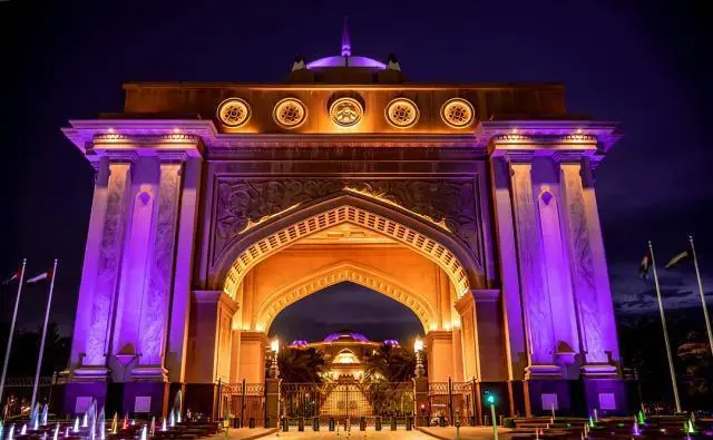 阿聯(lián)酋阿布扎比皇宮酒店設計極其豪華，耗資30億美元